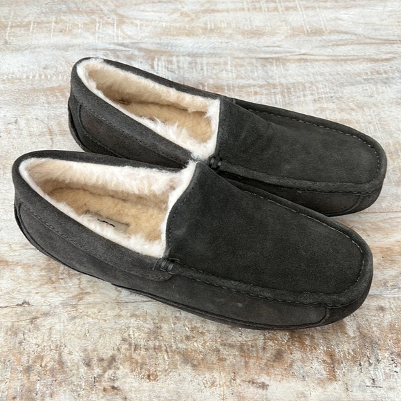 UGG Men’s Ascot Suede Slipper {Grey} 8 main image 4